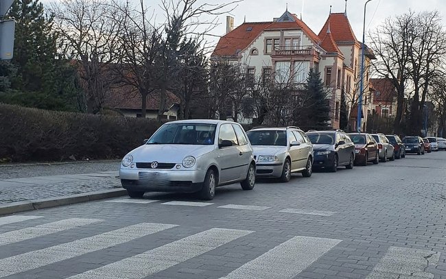 Nieprawidłowe parkowanie na ul. Bolka I Świdnickiego (Foto: Czytelnik)