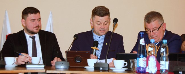 Radni pozytywnie zaopiniowali każdą z uchwał. Od lewej: Kamil Kamiński, Tomasz Błażejewski i Krzysztof Hutnik