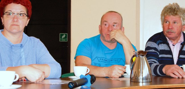 Obradom przysłuchiwali się sołtysi. Od lewej: Alicja Trela, Wiesław Fiuty i Ryszard Przyszlak