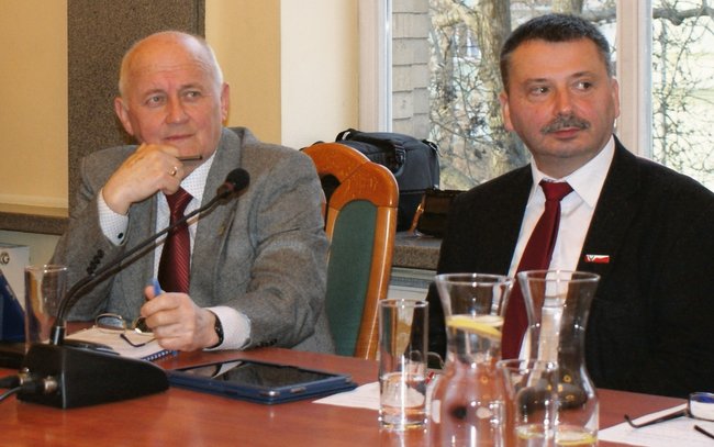 Radny Kubisz (po lewej) zabrał głos w końcowwej części posiedzenia. Obok Paweł Laszcyński