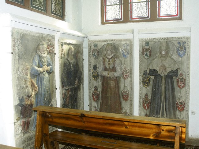 Ściany kościoła-mauzoleum zdobią polichromowane płyty nagrobne