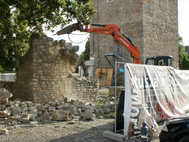 Trwa rozbiórka współczesnych murów, które do tej pory udawały ruinę