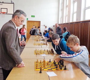 Czesław Szmigielski rozegrał symultanę na 18 szachownicach jednocześnie