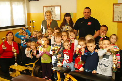 Przedszkolaki z grupy Motyle, ze strzelińskiej Bajki na spotkaniu ze sportowcami