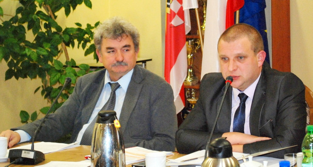 Dyskusję zakończył przewodniczący Mariusz Majewski (z prawej), apelując o zdecydowane przyspieszenie prac urzędu zmierzających do ogłoszenia przetargu na udziały SCM