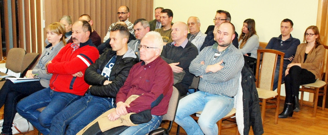Oburzeni biernością starosty geodeci przybyli na listopadową sesję Rady Powiatu Strzelińskiego