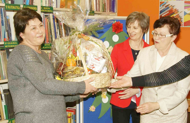 Nagrodę Danucie Madej wręczyły bibliotekarki Teresa Jurek (z prawej) i Iwona Błachuta