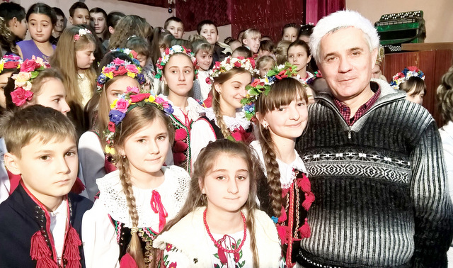 Marian Grabas, nauczyciel z ZSP w Borowie na początku grudnia był w Sądowej Wiszni, gdzie przekazano paczki mikołajkowe dla polskich dzieci