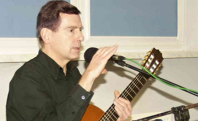 Kuba Michalski zaśpiewał w Strzelinie m.in. „Manhattan” Cohena i „Lokomotywę” Tuwima