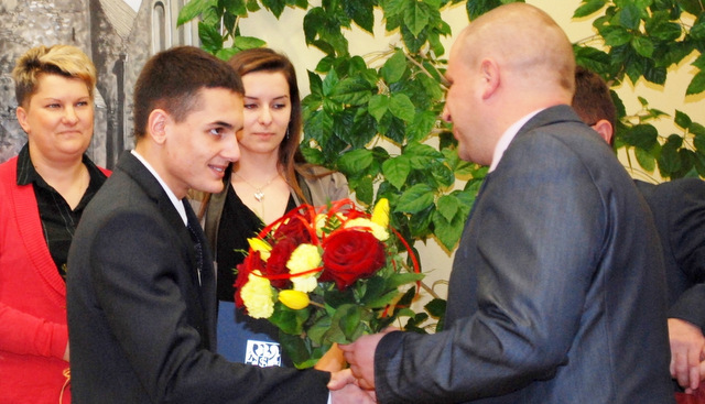Najlepsi uczniowie otrzymali dyplomy z listem gratulacyjnym oraz bukiety kwiatów