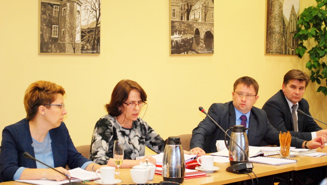 Skarbnik Walentyna Hucał (druga z lewej) przedstawiła projekt budżetu powiatu na 2016 rok