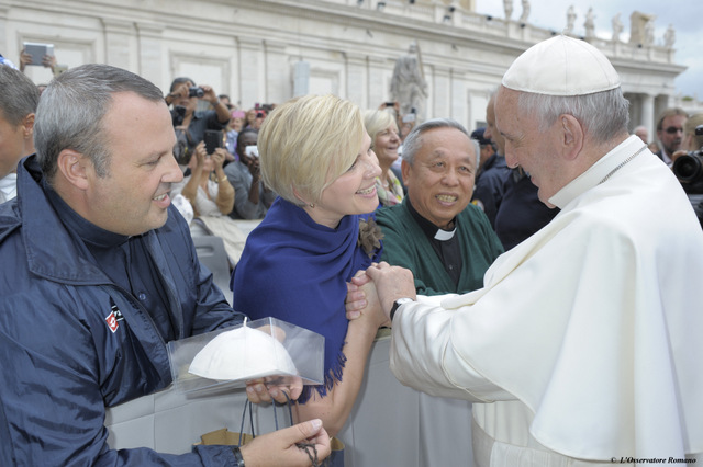 Maria Bober z papieżem Franciszkiem rozmawiała w języku niemieckim. Ojciec Święty chwycił piosenkarkę za ręce  i serdecznie się uśmiechnął.  Foto: L’Osservatore Romano