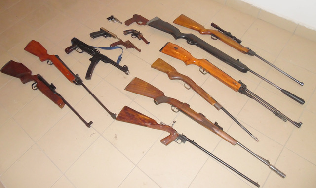 Strzelińscy policjanci w mieszkaniu 61-letniego mieszkańca gminy Wiązów natrafili na kilkanaście sztuk broni i ostrą amunicję