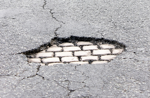 Dziury drogowe zagrażające bezpieczeństwu użytkowników będą łatanie na bieżąco