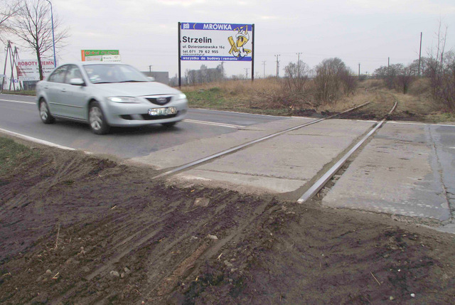 Przy drodze wyjazdowej ze Strzelina w kierunku Ludowa Polskiego demontowana jest nieczynna linia kolejowa
