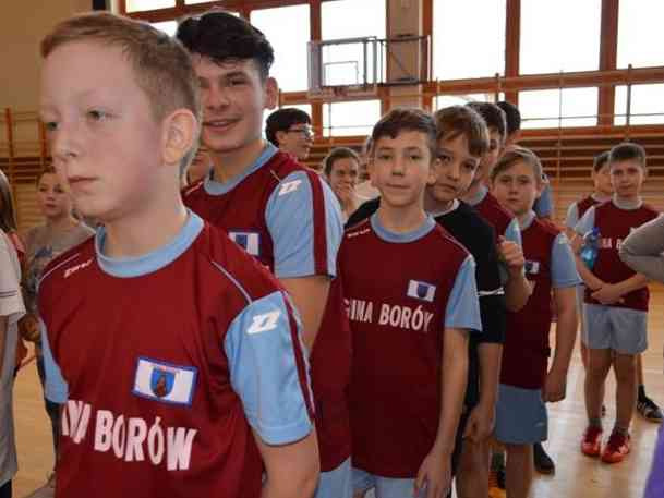  Reprezentacja Borowa wystąpiła w koszulkach z nazwą gminy