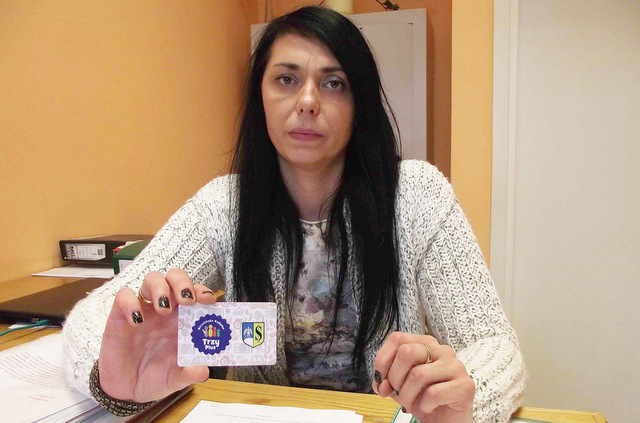 Przyjmowaniem wniosków i wydawaniem kart „Strzelińskiej rodziny trzy plus” zajmuje się pracownica GOPS Sylwia Jarząbek