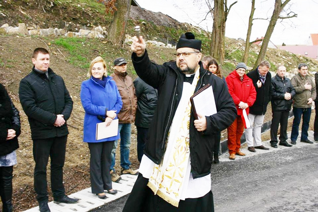 Proboszcz parafii w Kuropatniku Tadeusz Polan poświęcił ul. Ogrodową (fot. gmina Strzelin)