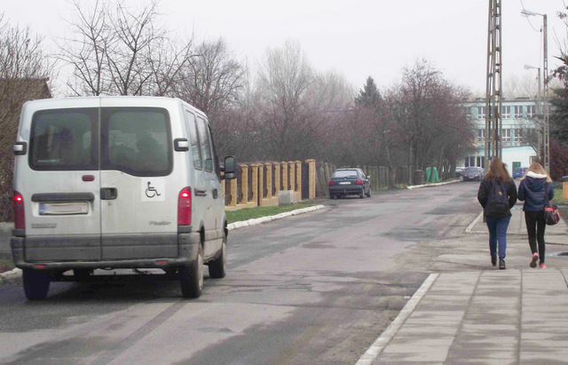 Na drodze gminnej, dojazdowej do szkoły w Ludowie Polskim, ma zostać wprowadzona strefa zamieszkania, co wiąże się m.in z ograniczeniem prędkości do 20km/h