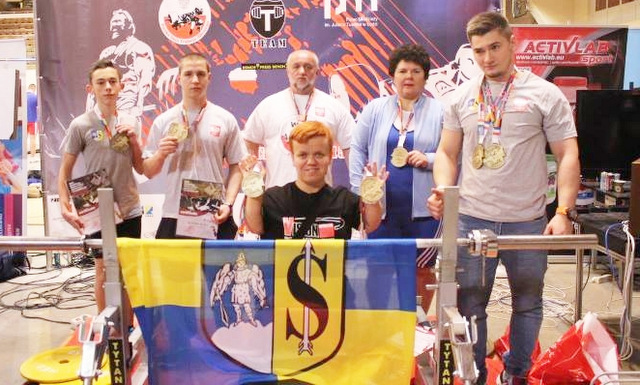 Zawodnicy Hałas Team tuż po dekoracji medalowej mistrzostw Europy