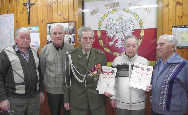 Z okazji 90 urodzin dwóch kombatantów, Michał Rogan i Jan Pyczel (w środku), otrzymało pamiątkowe dyplomy