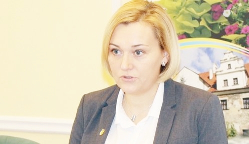 Burmistrz Strzelina Dorota Pawnuk przybliżyła tradycję goszczenia 18 - latków w UMiG