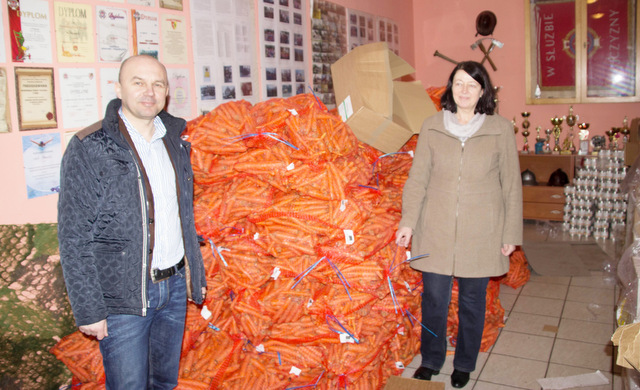 Wójt Kondratowic Wojciech Bochnak oraz kierownik GOPS Maria Stępnik sprawdzali wydawanie żywności