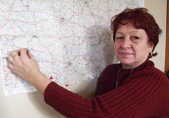 Teresa Jurewicz, matka Daniela, zaznacza na mapie punkty, w których przebywa syn