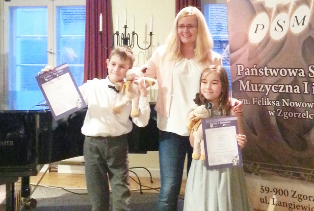 Maja, Marcel i Katarzyna Szałańska (nauczycielka gry na fortepianie), tuż po odebraniu nagrody