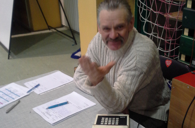 Jan Woźniak, znany działacz sportowy z powiatu strzelińskiego, zawsze chętnie pomaga przy organizacji zawodów. Podczas meczów piłki halowej m.in. obsługuje tablicę świetlną