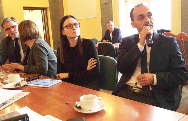Wójt Przeworna, Jarosław Taranek, zadawał pytania w sprawie wniosków dotyczących wsparcia finansowego na budowę sieci wodociągowych i kanalizacyjnych