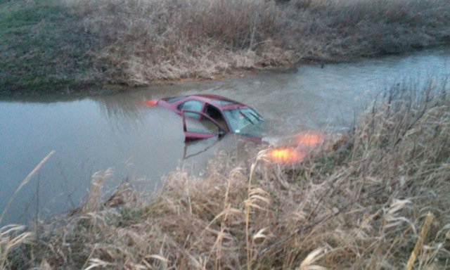 Uwięziona w samochodzie kobieta nie próbowała się ratować. Auto po chwili było prawie całe pod wodą. Gdyby szybka reakcja policjanta kobieta mogłaby się utopić. Foto KPP Strzelin