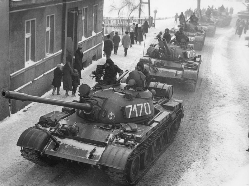 Czołgi T-55 na ulicach Polski podczas stanu wojennego. Foto: wikipedia - J. Żołnierkiewicz