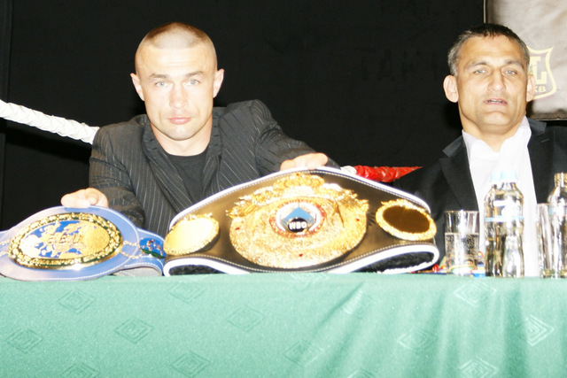Nowy trener „Jaskini Lwa” (po lewej) prezentuje jeden ze zdobytych na zawodowym ringu pasów. Obok Wojciech Bartnik, medalista olimpijski z Barcelony