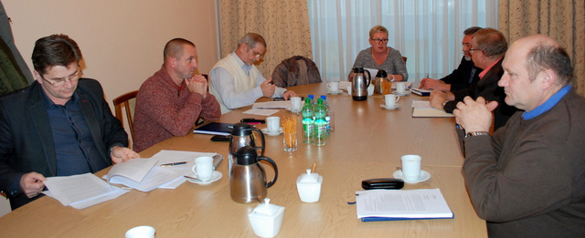 Członkowie Komisji Obszarów Wiejskich i Infrastruktury Technicznej Rady Powiatu Strzelińskiego omówili projekt budżetu na 2016 rok