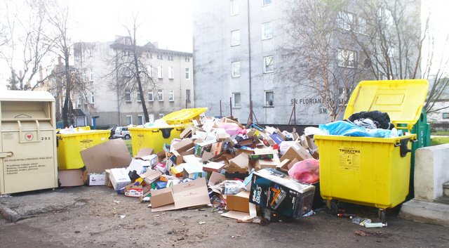 Teren wokół śmietnika za blokiem na Rynku w Strzelinie wygląda jak dzikie wysypisko śmieci