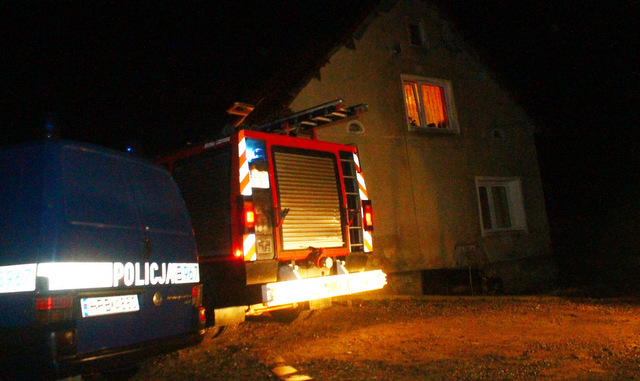 Pijany mężczyzna w Żelowicach podpalał szmaty i rozrzucał je po domu. Na miejsce zostały wezwane policja i straż pożarna
