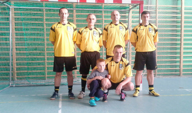 Ekipa Strzelca w niepełnym składzie przed wygranym meczem z Pub 54 Karszów