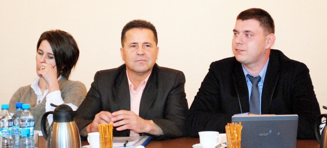 Radny Kamil Kamiński (pierwszy z prawej) zwrócił się z prośbą o interwencję w sprawie fatalnego stanu drogi w Pogrodzie