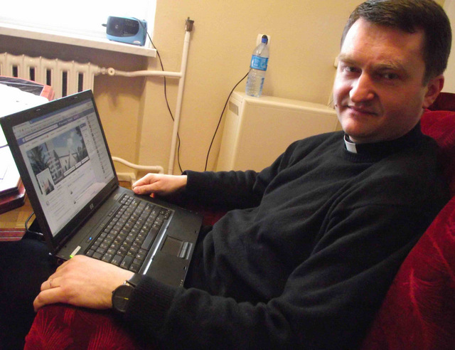 Ksiądz Waldemar Cwynar z Kucharzowic czynnie prowadzi stronę parafii na facebooku umieszczając tam szereg informacji