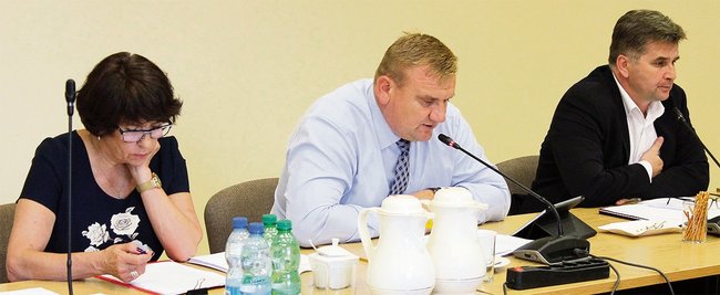 Sprawozdanie z działalności między sesjami wywołało sporo pytań, na które odpowiadali starosta Marek Czerwiński (w środku) i wicestarosta Aleksander Ziółkowski