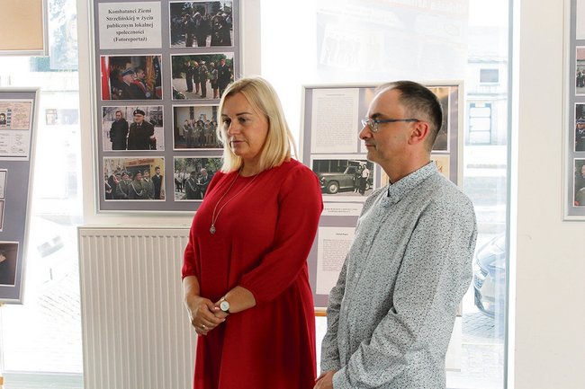 - Fotografie mają dużą wartość nie tylko dla rodzin, ale i dla nas, wszystkich strzelinian – mówiła burmistrz Dorota Pawnuk Obok dyrektor SOK-u Dariusz Stępień