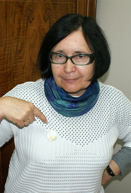 Dyrektor MiGBP w Strzelinie Maria Tyws prywatnie zna Olgę Tokarczuk od lat. Z dumą nosi przypinkę na cześć przyznania jej nagrody Nobla