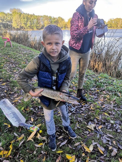 Największą rybę zawodów, szczupaka o długości 67 cm, złowił zwycięzca młodzików, 9-letni Wojtek Graczyk