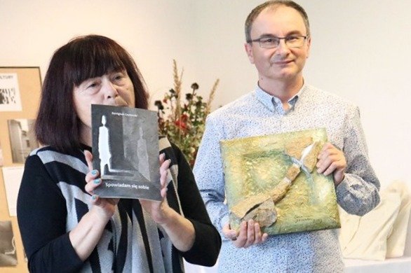 Mirka Szychowiak prezentuje nagrodzony Grand Prix tomik poezji, obok Dariusz Stepień, dyrektor SOK