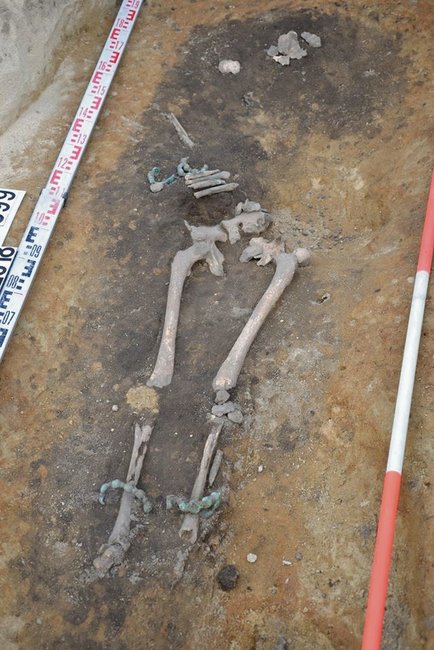 W trakcie prowadzenie prac ziemnych odkryto m.in. szkielet młodej kobiety, przy której znajdowały się cenne, jak na tamte czasy, ozdoby   
