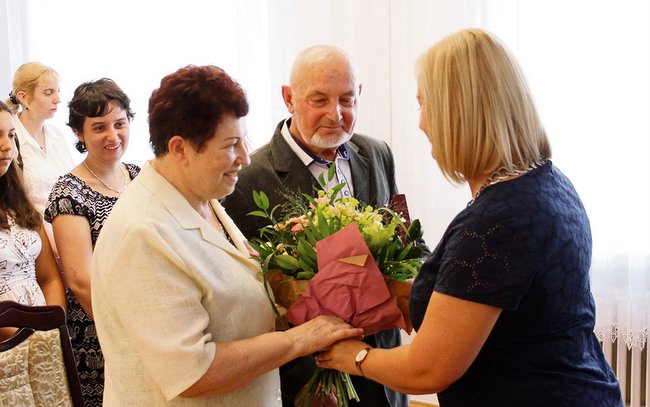 W sali ślubów strzelińskiego Urzędu Stanu Cywilnego jubilaci otrzymali prezydenckie odznaczenia