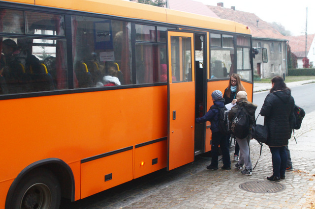 Na ul. Staromiejskiej autobus szkolny zatrzymuje się nadprogramowo, a dzieci wchodzą do niego na podstawie listy