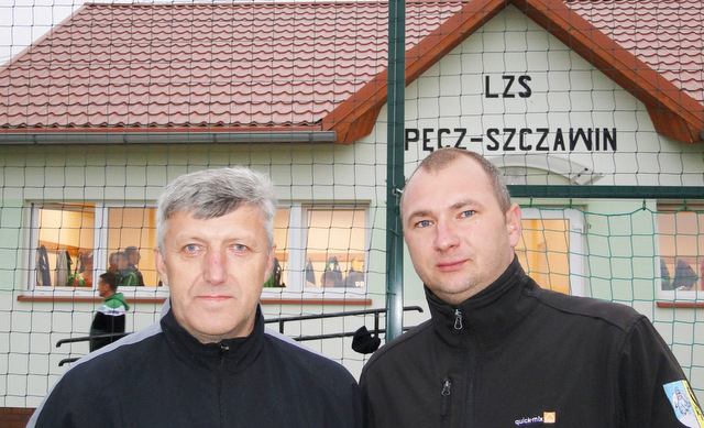 Trener Nefrytu Józef Kostek i prezes Korony Łukasz Skorupski