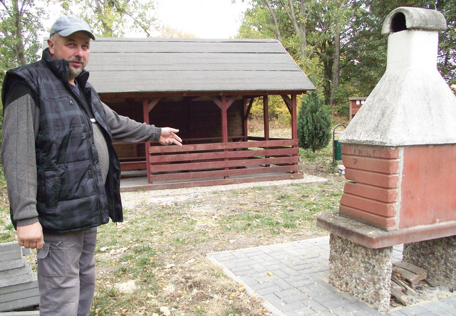 Janusz Mendrzycki, sołtys Wawrzęcic, pokazuje efekt ostatnich prac w parku